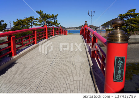 森戶神社的朱紅色禍橋在晴朗的天空下格外醒目。 森戶神社的朱紅色禍橋在晴朗的天空下格外醒目。 137412789