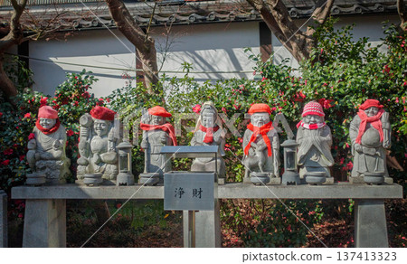 Stone statues of the Seven Lucky Gods at Gyoganji Temple in Kyoto 137413323