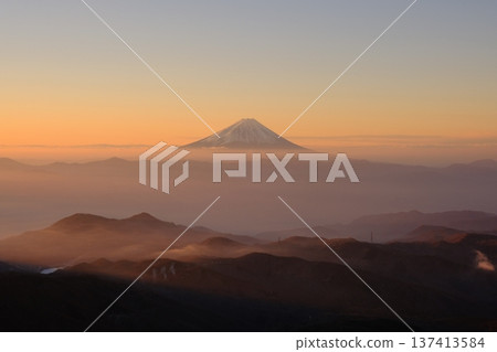 山巒和白雪皚皚的山峰漂浮在薄霧之中，一片寧靜的光芒籠罩著大地。 137413584