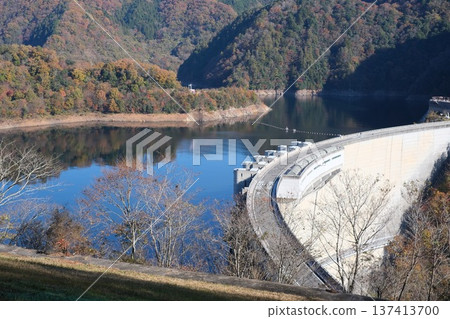 阿基奧塔鎮努庫伊水壩的秋景 阿基奧塔鎮努庫伊水壩的秋景 137413700