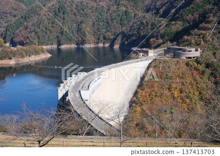 Autumn scenery at Nukui Dam in Akiota Town 137413703