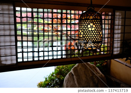 三溪園懸掛燈籠的景色 三溪園懸掛燈籠的景色 137413719