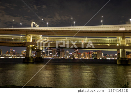 從台場公園眺望東京夏夜夜景 從台場公園眺望東京夏夜夜景 137414228