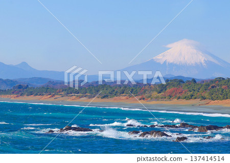 大磯海岸和照崎海岸的岩礁以及白雪皚皚的富士山－相模灣的壯麗景色盡收眼底 137414514