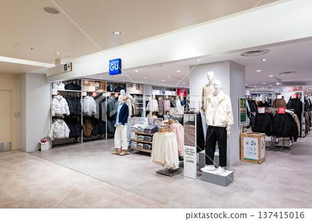 在東京八王子市旭町的 GU Celeo 八王子店購物 在東京八王子市旭町的 GU Celeo 八王子店購物 137415016