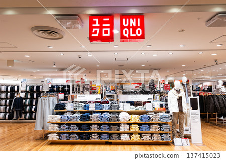 在東京八王子市旭町的優衣庫 Celeo 八王子店購物 在東京八王子市旭町的優衣庫 Celeo 八王子店購物 137415023