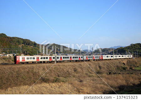 813系和817系列車以聯掛方式運行（JR九州） 137415323