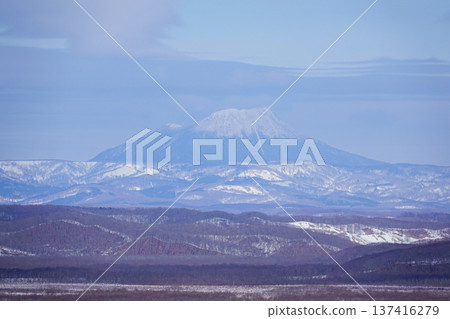 從釧路濕地眺望雄偉的阿寒山脈,皚皚白雪覆蓋其間。 2026年1月30日,日本釧路市。 從釧路濕地眺望雄偉的阿寒山脈,皚皚白雪覆蓋其間。 2026年1月30日,日本釧路市。 137416279