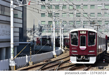 Hankyu Kobe Line 2000 series arriving at Osaka Umeda Hankyu Kobe Line 2000 series arriving at Osaka Umeda 137416514