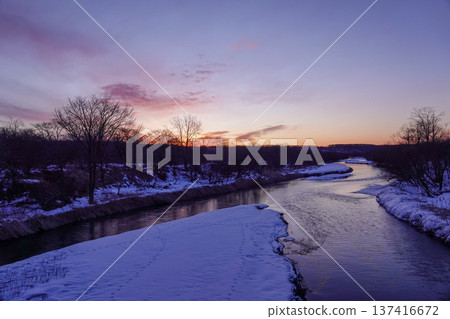 2026年1月30日,北海道鶴井村,音羽橋上映出的釧路川冬日黎明,景色美不勝收。 2026年1月30日,北海道鶴井村,音羽橋上映出的釧路川冬日黎明,景色美不勝收。 137416672