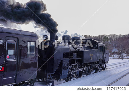 A dignified side view of the steam locomotive Fuyu no Shitsugen as it departs from Yuki no Toro Station, January 30, 2026, Shibecha Town, Hokkaido 137417023