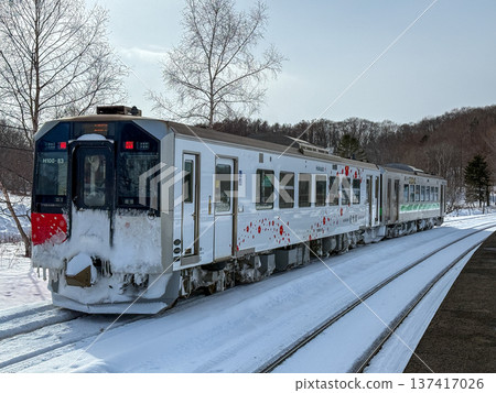 A train on the JR Senmo Main Line at Toro Station covered in winter snow. January 30, 2026. Shibecha Town, Hokkaido. 137417026