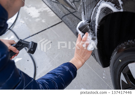 男人在洗車 137417446