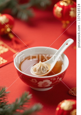 Dumplings and soup are served in a Chinese bowl. 137418514