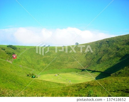 The crater of Mount Omuro and the sea of clouds (Ito City, Shizuoka Prefecture) 137418652
