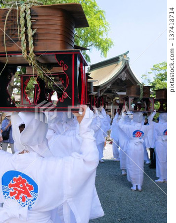 烏納裡神殿(熊本縣阿蘇神社)的神手捧供奉給神明的食物 烏納裡神殿(熊本縣阿蘇神社)的神手捧供奉給神明的食物 137418714