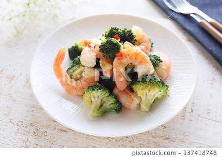 Let's make it fancy today! Stir-fried shrimp and broccoli with garlic 137418748