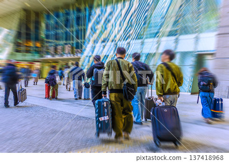 Tokyo cityscape in Japan: Suitcases... Inbound tourism continues... Foreign tourists moving around in front of Tokyo Station (Nihonbashi Exit)... Tokyo cityscape in Japan: Suitcases... Inbound tourism continues... Foreign tourists moving around in front of Tokyo Station (Nihonbashi Exit)... 137418968