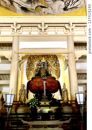 [Kanagawa] Spring at Engakuji Temple: The Crowned Shaka Nyorai in the Buddha Hall 137419240