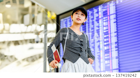 一位女士正在機場辦理登機手續。照片由關西國際機場(KIX)提供。 一位女士正在機場辦理登機手續。照片由關西國際機場(KIX)提供。 137419242