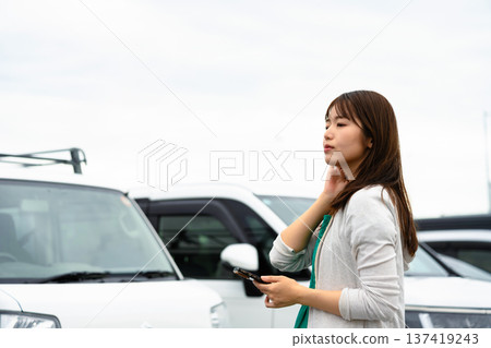 一位女士在停車場等候。照片由關西國際機場(KIX)提供。 一位女士在停車場等候。照片由關西國際機場(KIX)提供。 137419243