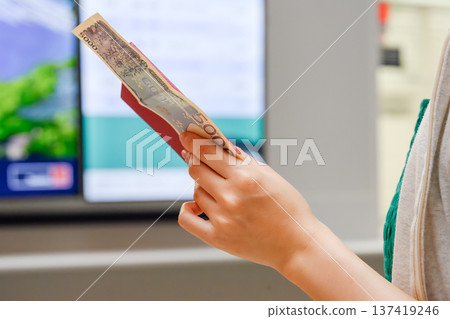 手持護照和鈔票的手 ■攝影合作：關西國際機場（KIX） 137419246