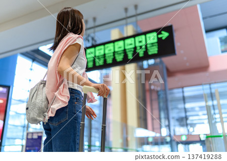 一名女子正在機場查看資訊牌。照片由關西國際機場(KIX)提供。 一名女子正在機場查看資訊牌。照片由關西國際機場(KIX)提供。 137419288