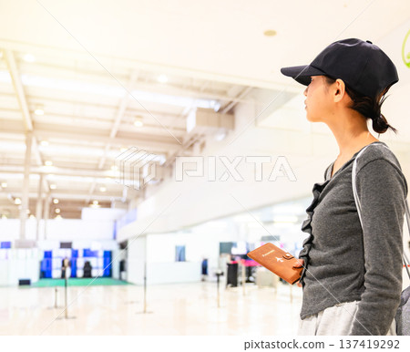 一名女子在機場手持護照。照片由關西國際機場(KIX)提供。 一名女子在機場手持護照。照片由關西國際機場(KIX)提供。 137419292