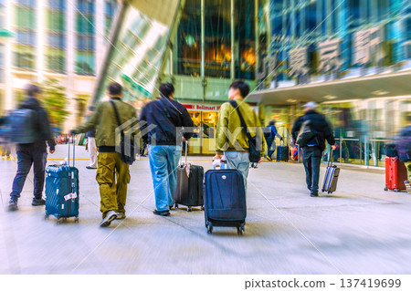 Tokyo cityscape in Japan: Suitcases... Inbound tourism continues... Foreign tourists in front of Tokyo Station (Nihonbashi Exit)... Tokyo cityscape in Japan: Suitcases... Inbound tourism continues... Foreign tourists in front of Tokyo Station (Nihonbashi Exit)... 137419699