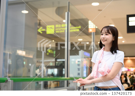 一位女士在機場候機。照片由關西國際機場(KIX)提供。 一位女士在機場候機。照片由關西國際機場(KIX)提供。 137420173