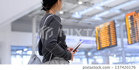 請在機場查詢航班資訊。 請在機場查詢航班資訊。 137420176