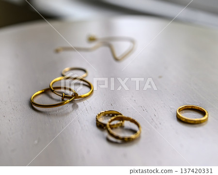 金戒指散落一地 137420331
