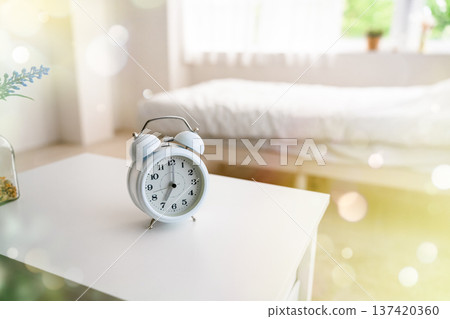 白色鬧鐘 137420360