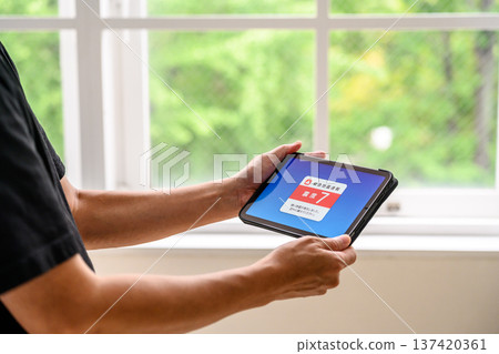 Earthquake alerts on tablets Earthquake alerts on tablets 137420361