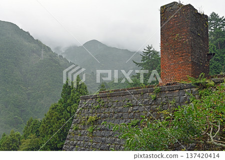 在別子銅礦霧氣瀰漫的戶之平地區，聳立著昔日變電站的磚砌遺跡。 137420414