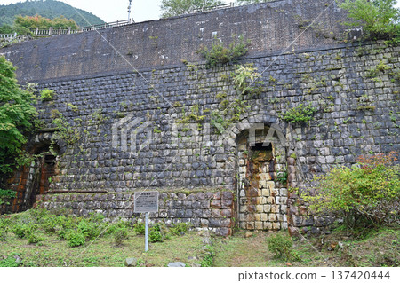 東方的馬丘比丘：巨大的石牆和曾經的礦石儲存設施出口聳立在別西銅礦的托諾代拉地區。 137420444