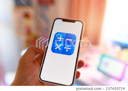 在智慧型手機上啟動計算器應用程式 137420724