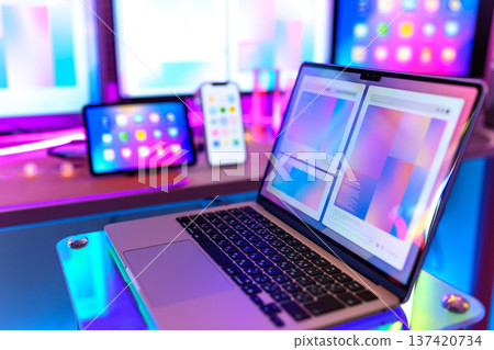 在絢麗燈光下,電腦和設備熠熠生輝。 在絢麗燈光下,電腦和設備熠熠生輝。 137420734
