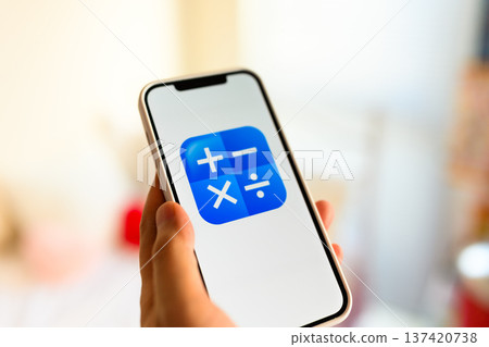 在智慧型手機上啟動計算器應用程式 137420738