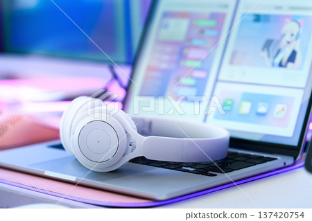 耳機和筆記型電腦 137420754