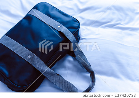 藏藍色包包和寢具 137420758