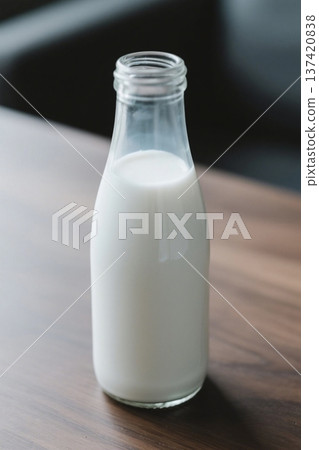 玻璃瓶中的白色牛奶静物 137420838