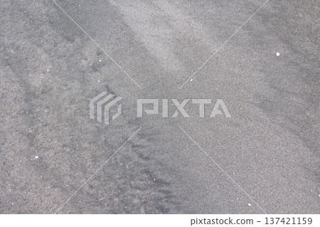 Close-up texture of a sandy beach on the Boso Peninsula. Natural beach sand and summer-themed background photo material. 137421159