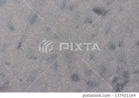 Close-up texture of a sandy beach on the Boso Peninsula. Natural beach sand and summer-themed background photo material. Close-up texture of a sandy beach on the Boso Peninsula. Natural beach sand and summer-themed background photo material. 137421164