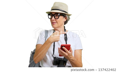Senior woman tourist holding smartphone asking direction 137422402