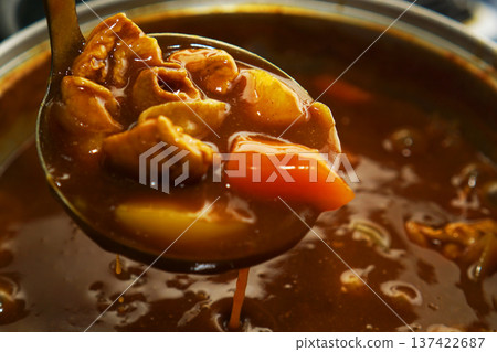 從火鍋裡舀一匙豬肉咖哩 137422687