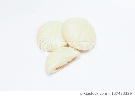 白色背景上的蒸肉包 137423329