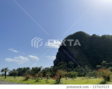 Steep mountain Steep mountain 137424123