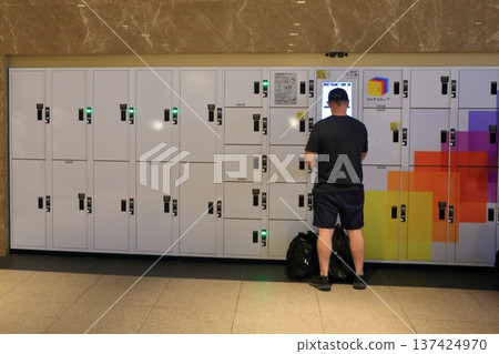 東京車站地下的投幣式置物櫃:旅客存放行李 東京車站地下的投幣式置物櫃:旅客存放行李 137424970