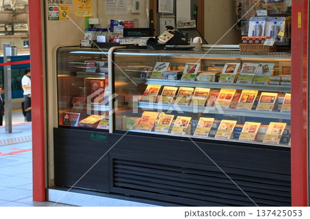 東京月台上的便當店裡擺放著色彩繽紛的便當盒。 東京月台上的便當店裡擺放著色彩繽紛的便當盒。 137425053